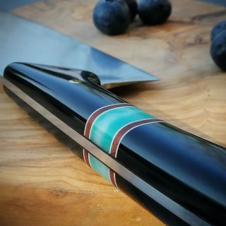 Handle detail of the Blue Bay Chefs knife. 
More information: www.oooms.nl
.
.
.
#dutchdesign #customknives #chefsknife #dutchfoodie #forgedinfire #topchef #kitchenknife #cheftools #kochmesser #dutchknifecommunity #shunknives #theheritagepost #koksmes #snijden #foodtography #messermacher #küchenmesser